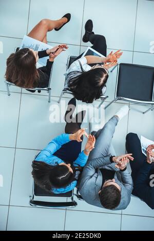 Eine Gruppe von Mitarbeitern applaudiert im Konferenzraum Stockfoto