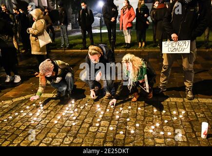 Krakau, Malopolska, Polen. November 2020. Während des Protestes vor dem Hauptquartier der Kurie in Krakau zünden Demonstranten Kerzen an.EIN Protest gegen Erzbischof Marek Jedraszewsk wurde vor dem Hauptquartier der Kurie in Krakau vom Polnischen Frauenstreik organisiert, als Reaktion auf die Verschärfung des Abtreibungsgesetzes und das Verstecken von Pädophilie in der katholischen Kirche. Kredit: Alex Bona/SOPA Images/ZUMA Wire/Alamy Live Nachrichten Stockfoto