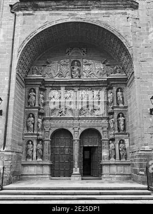 Das 16. Jahrhundert geschnitzte Portal des heiligen Apostels Thomas Kirche in Haro, La Rioja, Spanien Stockfoto