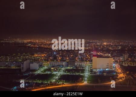 Die Architektur, die unter der nächtlichen Stadt schimmert, macht die Stadt in Da Nang, Vietnam, lebendiger Stockfoto