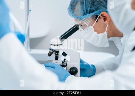 Nahaufnahme. Gruppe von Wissenschaftlern führt Tests im Labor. Stockfoto