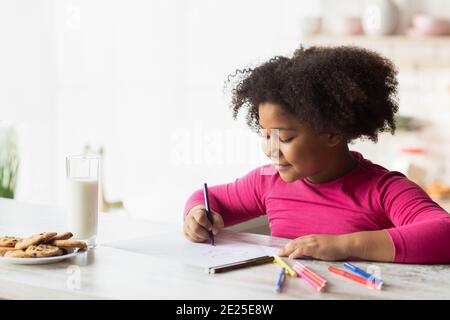 Kinderheim Lasure. Niedliche Kleine Schwarze Mädchen Zeichnung In Kicthen Stockfoto