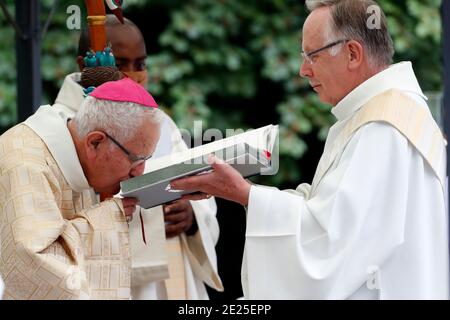 Katholische Kirche während covid-19 Epidemie. Feier der Messe. Bischof. Mgr. Yves Boivineau. Heiligtum von La Benite Fontaine. Frankreich. Stockfoto