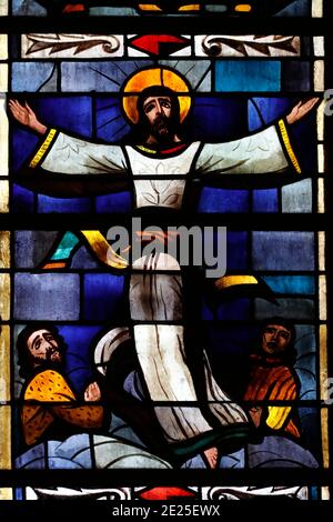 Romainmotier Abbey Church. Buntglasfenster. Die Himmelfahrt Jesu. Schweiz. Stockfoto