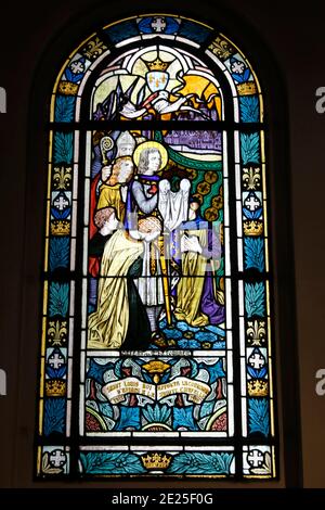Kirche Saint Honore d'Eylau, Paris, Frankreich. Buntglas. Saint Louis trägt die Krone der Dornen zu der Sainte Chapelle. Stockfoto