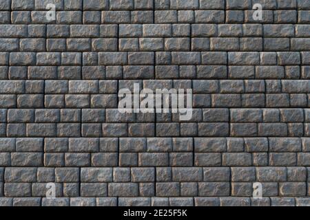Weite Ansicht von Reihen von grauen Stützblöcken, die eine große Wand bilden. Stockfoto
