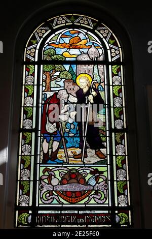 Kirche Saint Honore d'Eylau, Paris, Frankreich. Buntglas. Der heilige Benedikt Joseph Labre war ein französischer Bettelmönch, Franziskaner tertiär und katholischer heiliger Stockfoto