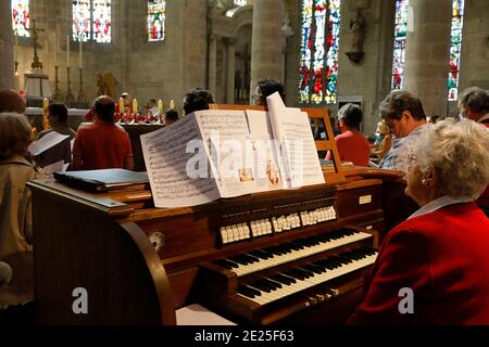 Pfingstgottesdienst in der St. Nicolas-Kirche, Beaumont-le-Roger, Frankreich Stockfoto