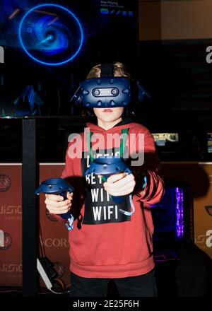 Roskilde, Dänemark. Februar 2020. Ein kleiner Junge testet ein Virtual-Reality-Spiel beim Gaming-Festival GG Festival 2020 in Roskilde. (Foto: Gonzales Photo - Mathias Eis Schultz). Stockfoto