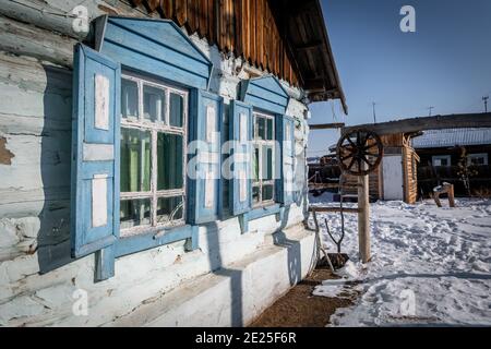 Typisches Haus Sibiriens in der Nähe des Baikalsees in Sibirien Im Winter Stockfoto