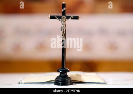 Kruzifix, offene bibel auf Altar. Katholische Kirche. Frankreich. Stockfoto