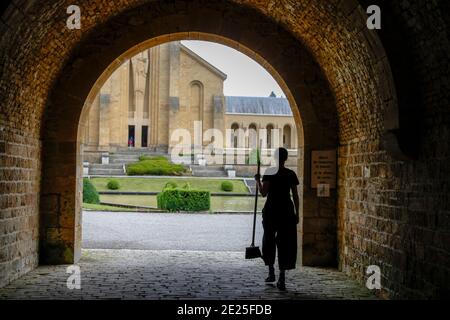 Zen-buddhistischer Sesshin (Exerzitien) in der trappistenabtei Orval, Belgien. Samu (Freiwilligenarbeit) im Garten und Hof Stockfoto