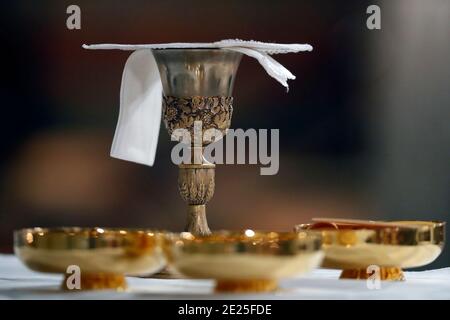 Basilika unserer Lieben Frau von Genf. Der Tisch der Eucharistie mit den liturgischen Gegenständen. Stockfoto