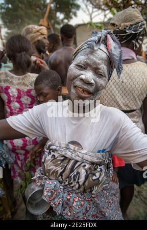 Frau mittleren Alters, die bei einem Voodoo-Begräbnis in der Nähe von Kara, Togo, tanzt. Stockfoto