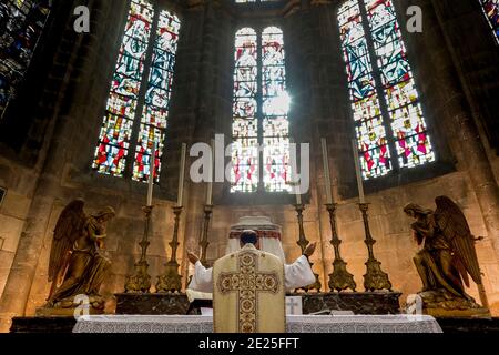 Messe in der St. Nicolas-Kirche, Beaumont le Roger, Frankreich während der Aussperrung 2019. Stockfoto