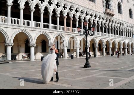 Hochzeitstag auf dem Markusplatz. Stockfoto