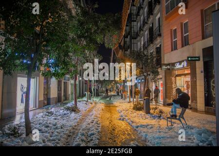 Madrid, Spanien. Januar 2021. Mehr als 150,000 Bäume könnten vom Sturm Filomena betroffen sein. Auch Hunderte von zerstörten Fahrzeugen auf den Straßen von Madrid. Der Schnee ist noch auf den Straßenmöbeln und auf den Dächern angesammelt und man muss sehr vorsichtig sein, wenn man auf der Straße geht.nach dem starken Schneefall wurde der Schaden gesehen: Straßen und Alleen mit Tausenden von Trunkenbäumen und gebrochenen Ästen auf dem Boden. In der Fuencarral Straße war die Szene, als ob ein Kataklysma stattgefunden hätte (Foto von Alberto Sibaja/Pacific Press) Quelle: Pacific Press Media Production Corp./Alamy Live News Stockfoto