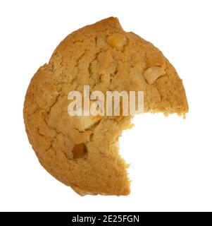 Draufsicht auf eine weiße Schokolade und Macadamianuss Gourmet-Cookie mit einem Bissen fehlt isoliert auf einem weißen Hintergrund. Stockfoto