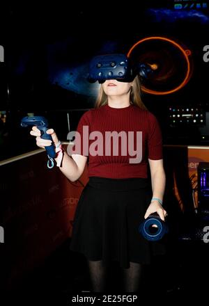 Roskilde, Dänemark. Februar 2020. Eine junge Frau testet ein Virtual-Reality-Spiel beim Gaming-Festival GG Festival 2020 in Roskilde. (Foto: Gonzales Photo - Mathias Eis Schultz). Stockfoto