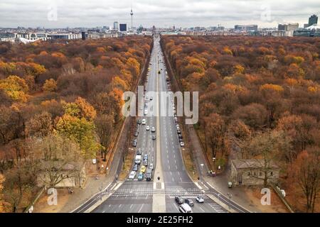 Luftaufnahme des Berliner Skyline Panoramas mit großem Tiergarten öffentlich park an einem sonnigen Tag mit blauem Himmel und Wolken Im Sommer von Berlin Victory aus gesehen Stockfoto