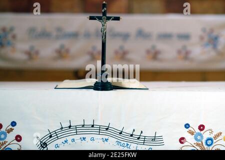 Kruzifix, offene bibel auf Altar. Katholische Kirche. Frankreich. Stockfoto