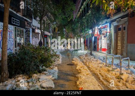 Madrid, Spanien. Januar 2021. Mehr als 150,000 Bäume könnten vom Sturm Filomena betroffen sein. Auch Hunderte von zerstörten Fahrzeugen auf den Straßen von Madrid. Der Schnee ist noch auf den Straßenmöbeln und auf den Dächern angesammelt und man muss sehr vorsichtig sein, wenn man auf der Straße geht.nach dem starken Schneefall wurde der Schaden gesehen: Straßen und Alleen mit Tausenden von Trunkenbäumen und gebrochenen Ästen auf dem Boden. In der Fuencarral Straße war die Szene, als ob ein Kataklysma stattgefunden hätte (Foto von Alberto Sibaja/Pacific Press) Quelle: Pacific Press Media Production Corp./Alamy Live News Stockfoto