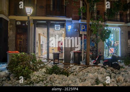 Madrid, Spanien. Januar 2021. Mehr als 150,000 Bäume könnten vom Sturm Filomena betroffen sein. Auch Hunderte von zerstörten Fahrzeugen auf den Straßen von Madrid. Der Schnee ist noch auf den Straßenmöbeln und auf den Dächern angesammelt und man muss sehr vorsichtig sein, wenn man auf der Straße geht.nach dem starken Schneefall wurde der Schaden gesehen: Straßen und Alleen mit Tausenden von Trunkenbäumen und gebrochenen Ästen auf dem Boden. In der Fuencarral Straße war die Szene, als ob ein Kataklysma stattgefunden hätte (Foto von Alberto Sibaja/Pacific Press) Quelle: Pacific Press Media Production Corp./Alamy Live News Stockfoto