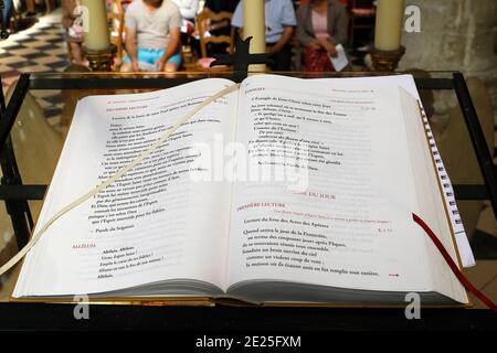 Pfingstgottesdienst in der St. Nicolas-Kirche, Beaumont-le-Roger, Frankreich. Lektionar Stockfoto