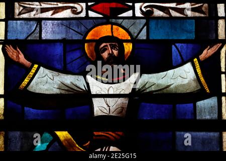 Romainmotier Abbey Church. Buntglasfenster. Die Himmelfahrt Jesu. Schweiz. Stockfoto