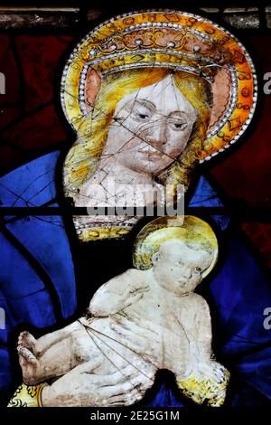 St. Martin Kirche. Buntglasfenster. Jungfrau Maria und Jesuskind. Anfang des 16. Jahrhunderts. Villaz. Frankreich. Stockfoto