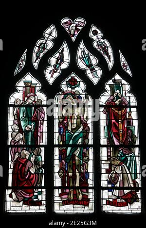 Glasmalerei in der Stiftskirche Notre Dame, Poissy, Frankreich : Letztes Abendmahl, Kalvarienberg und Messe (Brot, Blut Christi und Erinnerung) Stockfoto