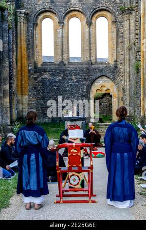 Zen buddhist Master Ordination (Übertragung) Zeremonie in den Ruinen der ehemaligen Abtei in Orval Trappist Kloster, Orval, Belgien Stockfoto