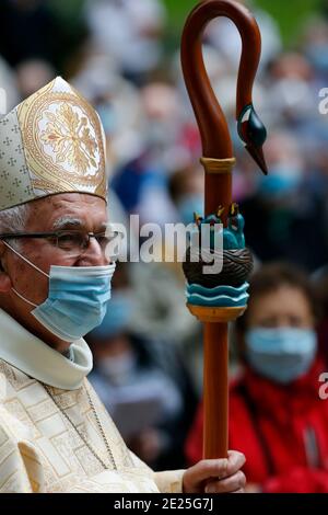 Katholische Kirche während covid-19 Epidemie. Feier der Messe. Bischof. Mgr. Yves Boivineau. Heiligtum von La Benite Fontaine. Frankreich. Stockfoto