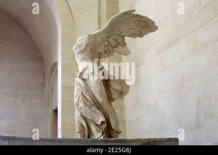 Louvre Museum, Paris, Frankreich. Der geflügelte Sieg von Samothrace. Parischer Marmor (Statue), rhodischer Marmor von Lartos (Basis), 2. Jahrhundert v. Chr. Stockfoto