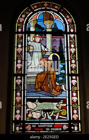 Kirche Saint Honore d'Eylau, Paris, Frankreich. Buntglas. Jesuskind erscheint vor der heiligen Therese Stockfoto