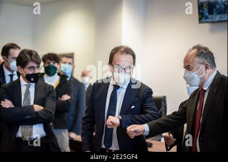 Nicola Gratteri (R), Anti-Mafia-Staatsanwalt, sah Begrüßung Alfonso Bonafede (C), Justizminister während der Inspektion des Standorts.Italienischer Justizminister Alfonso Bonafede und Anti-Mafia-Staatsanwalt Nicola Gratteri, zusammen mit dem Staatsanwalt von Vibo Valentia, Camillo Falvo, Und relevante Persönlichkeiten führten eine Standortbesichtigung des neuen Bunkerraums im Industriegebiet (Area Ex Sir) in Lamezia Terme durch. Am 13. Januar 2021 wird der mit mehr als 600 Plätzen ausgestattete Bunkerraum Gastgeber des Maxi-Trials Rinascita-Scott gegen die Calabrese-Mafia (‘ndrangheta) gegen mehr als 450 Suspe sein Stockfoto