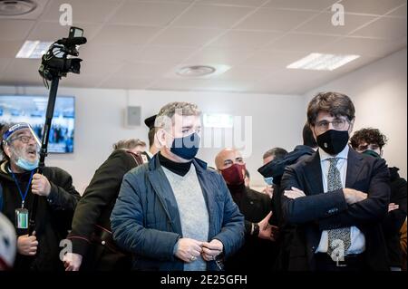 Antonino Spirlì (C), Regionalgouverneur von Kalabrien, im Bunkerraum gesehen.Italienischer Justizminister Alfonso Bonafede und Anti-Mafia-Staatsanwalt Nicola Gratteri, zusammen mit dem Staatsanwalt von Vibo Valentia, Camillo Falvo, Und relevante Persönlichkeiten führten eine Standortbesichtigung des neuen Bunkerraums im Industriegebiet (Area Ex Sir) in Lamezia Terme durch. Am 13. Januar 2021 wird in dem mit mehr als 600 Plätzen ausgestatteten Bunkerraum der Maxi-Prozess Rinascita-Scott gegen die Calabrese-Mafia (‘ndrangheta) gegen mehr als 450 Verdächtige stattfinden, der gegen das organisierte Verbrechen in Italien und abr vorgeht Stockfoto