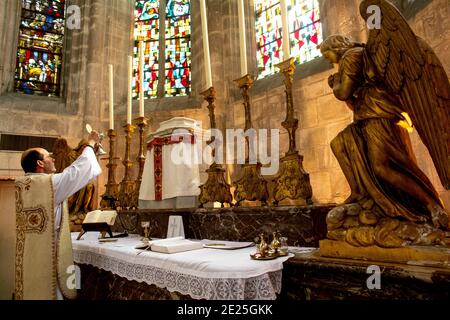 Messe in der St. Nicolas-Kirche, Beaumont le Roger, Frankreich während der Aussperrung 2019. Stockfoto