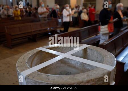 Katholische Kirche während covid-19 Epidemie. Sonntagsmesse. Frankreich. Stockfoto