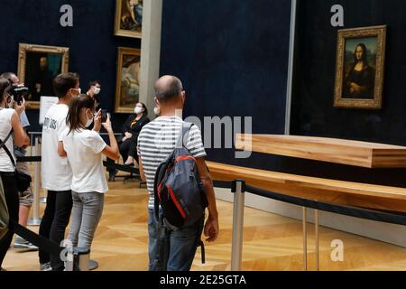 Louvre Museum, Paris, Frankreich. Besucher, die die Mona Lisa betrachten. Stockfoto