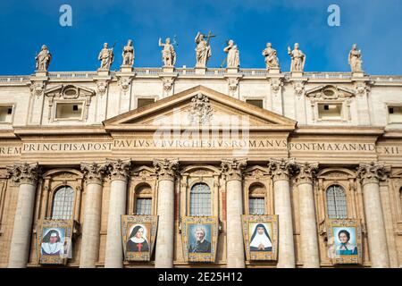 Tapisserien des neuen Heiligen (aus L) Brasilianisch Dulce Lopes Pontes, Italienisch Giuseppina Vannini, Englisch John Henry Newman, Indisch Maria Teresa Chiramel Stockfoto