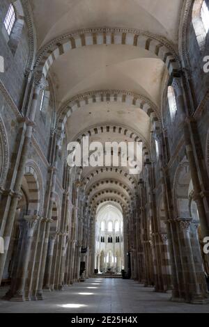 Basilika Santa Maria Magdalena, Vezelay, Frankreich. Kirchenschiff Stockfoto