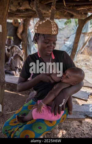 Batammariba Frau stillt ihr Kind im Dorf Koutammakou, Togo. Stockfoto