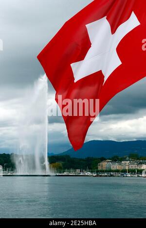 Schweizer Flagge und Jet d'Eau, der höchste Brunnen der Welt, am Genfersee (Lake Leman). Stockfoto