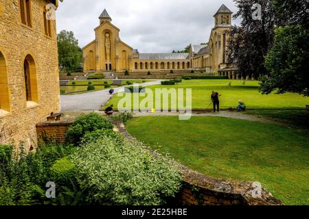 Zen-buddhistischer Sesshin (Exerzitien) in der trappistenabtei Orval, Belgien. Samu (Freiwilligenarbeit) im Garten Stockfoto