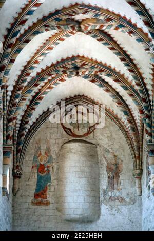 Romainmotier Abbey Church. Engel, Fresko an den Wänden des Kirchenschiffs und Dekoration des Gewölbes, 11. Jahrhundert. Schweiz. Stockfoto