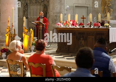 Pfingstgottesdienst in der St. Nicolas-Kirche, Beaumont-le-Roger, Frankreich Stockfoto