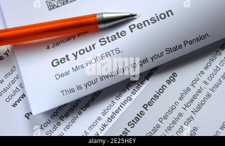 STAATLICHE RENTE BRIEF MIT STIFT RE RENTEN ALTERSRENTE SPARER RENTNER ETC GROSSBRITANNIEN Stockfoto
