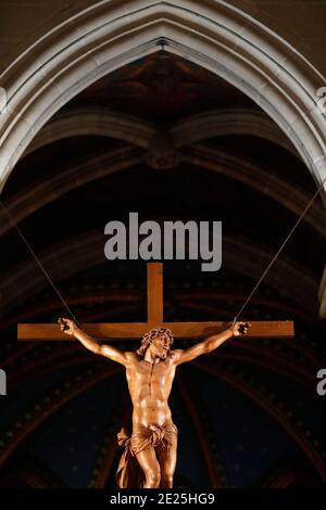 Basilika unserer Lieben Frau von Genf. Skulptur. Die Kreuzigung. Jesus am Kreuz. Stockfoto