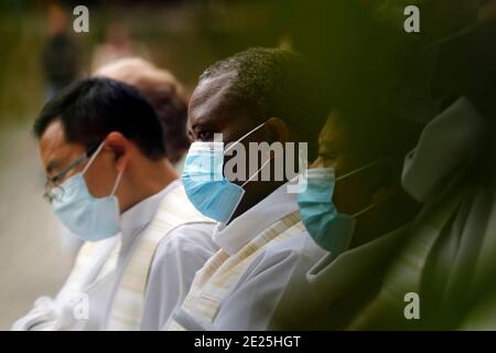 Katholische Kirche während covid-19 Epidemie. Feier der Messe. Priester mit OP-Maske. Heiligtum von La Benite Fontaine. Frankreich. Stockfoto